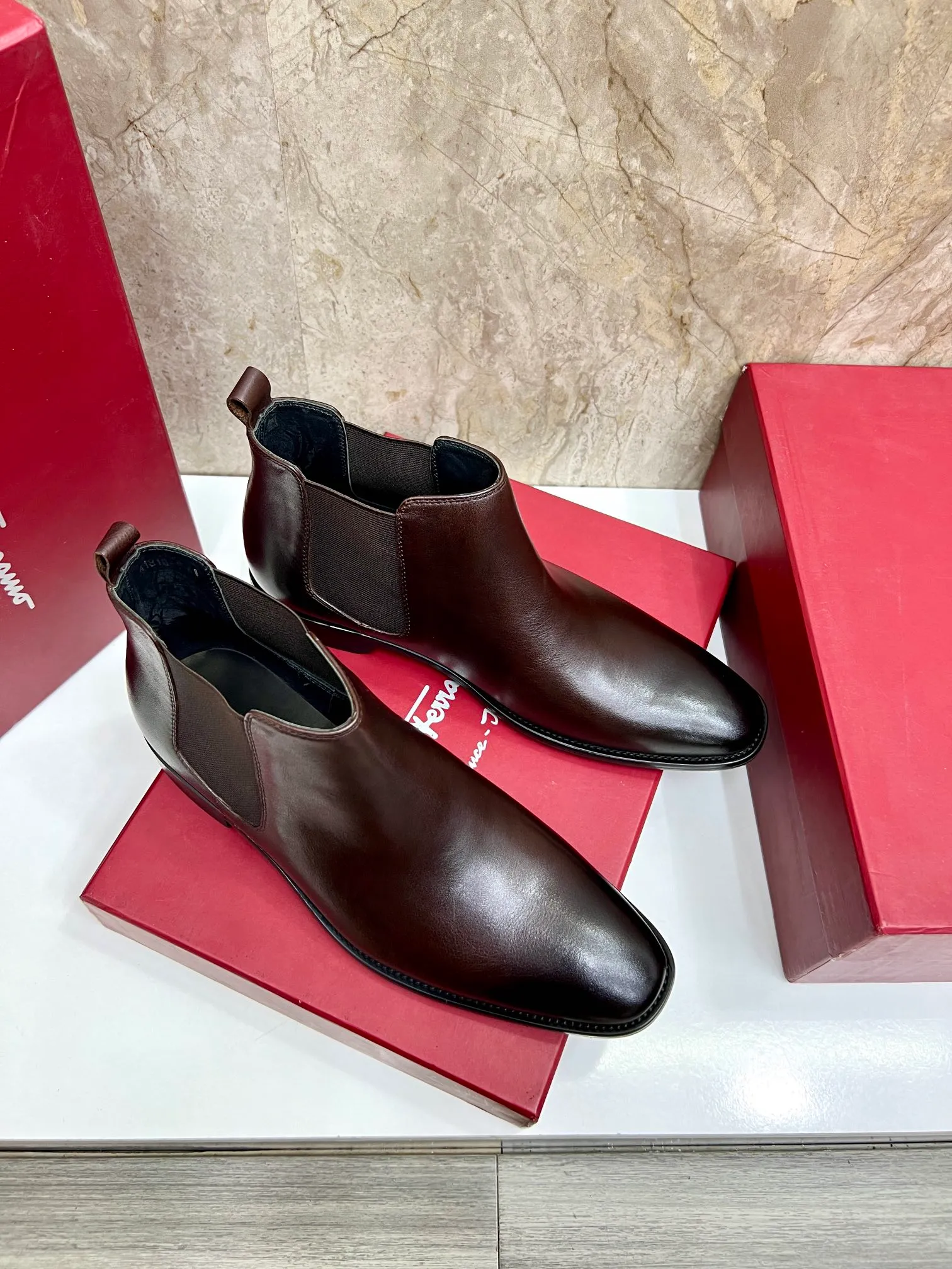 Original order quality: Men's shoes 💰700 Brand: Ferragamo (Ferragamo) One size larger: Men's size 38-44 (45 customized) Grade: Same style as the official website High-end men's shoes Material: Original cowhide, cowhide lining, original outsole Style category: Chelsea men's boots Fashion trend Color: Actual picture